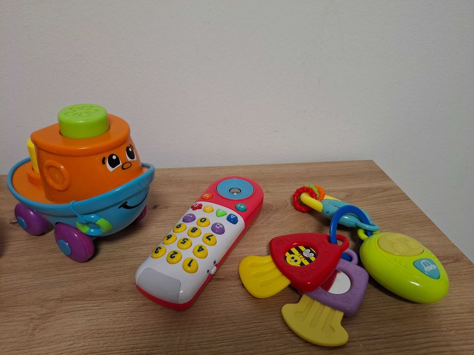 Vand lot cu 4 jucarii pentru copii mici