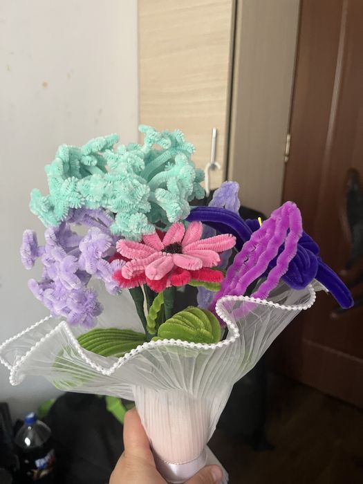 Flori din sârmă plușată, perfecte pentru orice ocazie, fără să se ofilească.