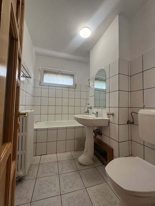 vând apartament cu 3 camere Reșița