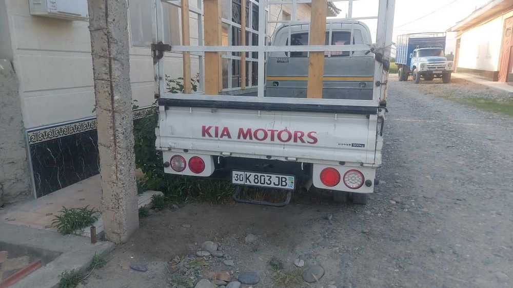 Kia bongo sotiladi