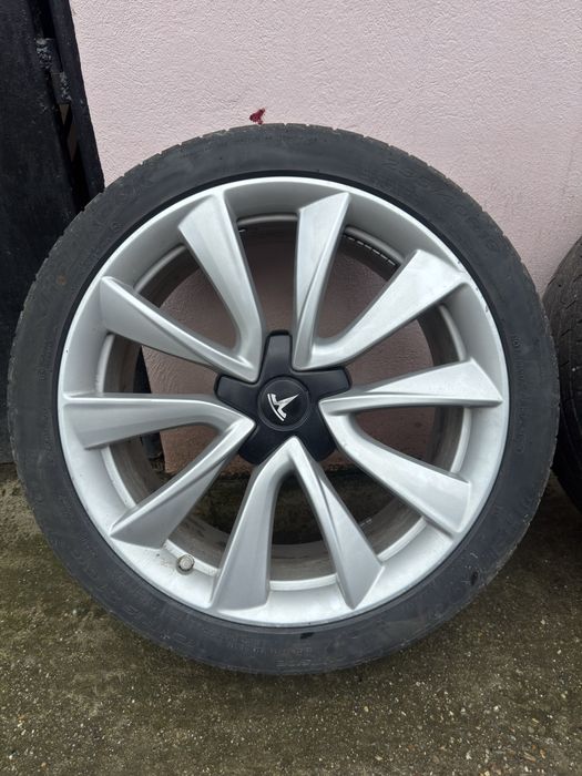 Set 4 roti complete Tesla Model 3 - Jante 19" originale + anvelope