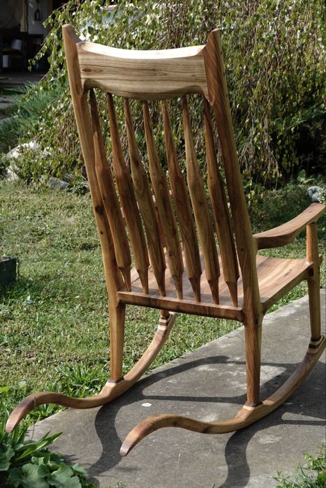 Scaun balansoar din lemn masiv de nuc