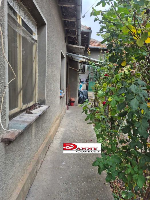 Къща с двор и кладенец в с. Бутово, общ. Павликени