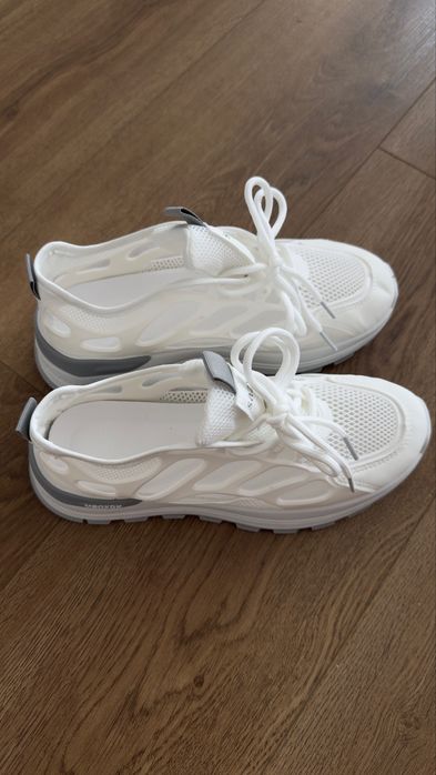 Кроссовки летние