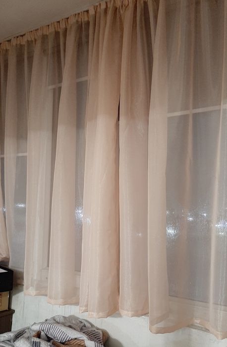 Люстра, шторки, картины