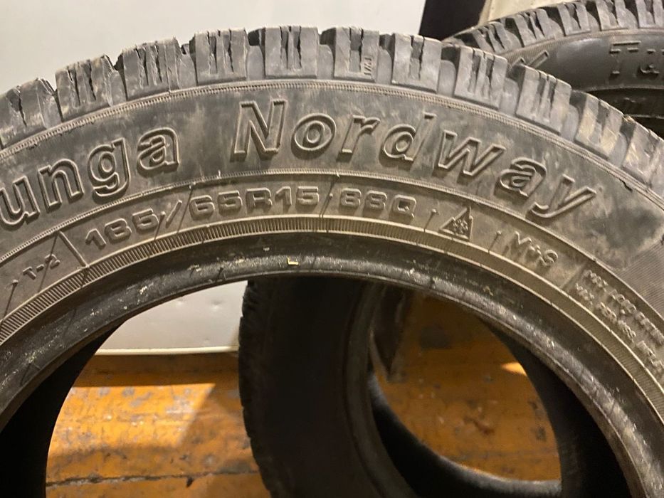 Зимние шины с шипами nokian 185 на 65на R15 состояние отличное