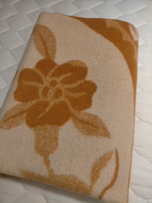 Продам шерстяное одеяло