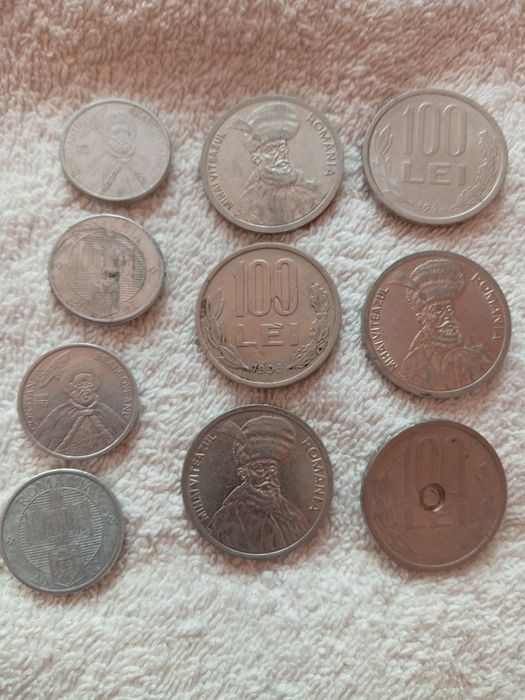 Vând bancnote și monede emise în diverse perioade de timp