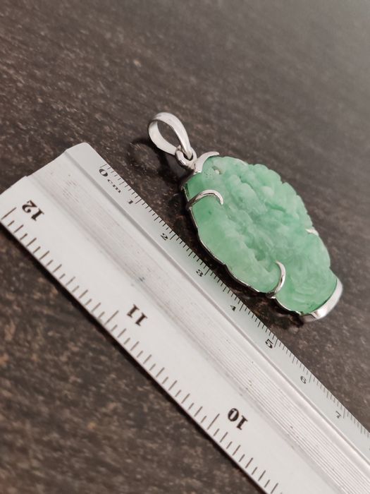 Pandant din jad verde in montura de argint