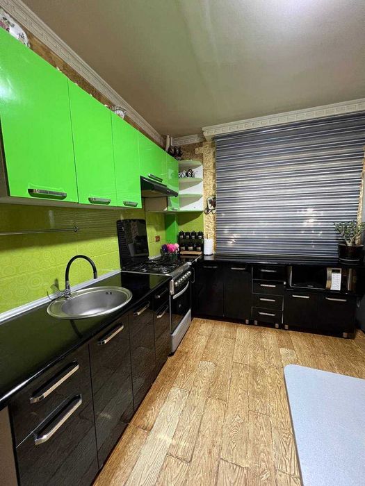 Слонима 4/3/4 кирпич малосемейка 72 м2 чистая, не торец сзади Ин базар