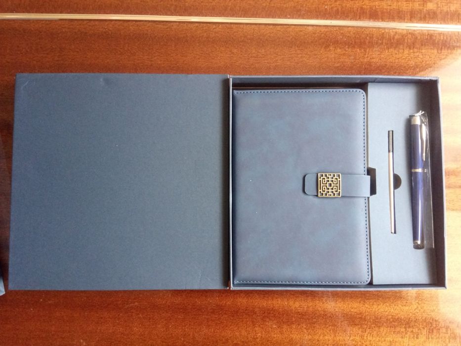 Подаръчен комплект тефтер и химикалка