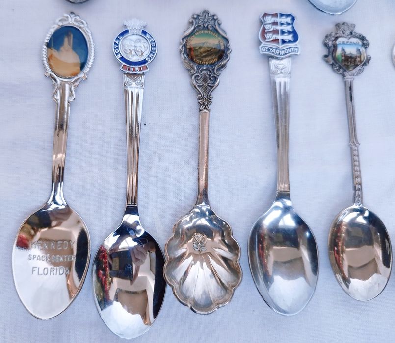 Lot 15 lingurite suvenir placate cu argint, de colectie, din anul 1992