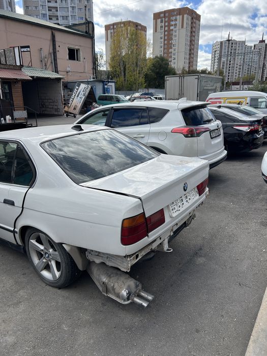 Продам машину бмв е34