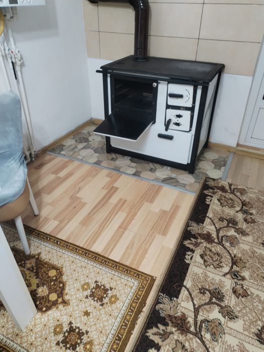 Vand soba de bucatarie in stare foarte buna