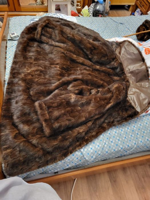 Haina blana nurca/vizon evazata in partea de jos