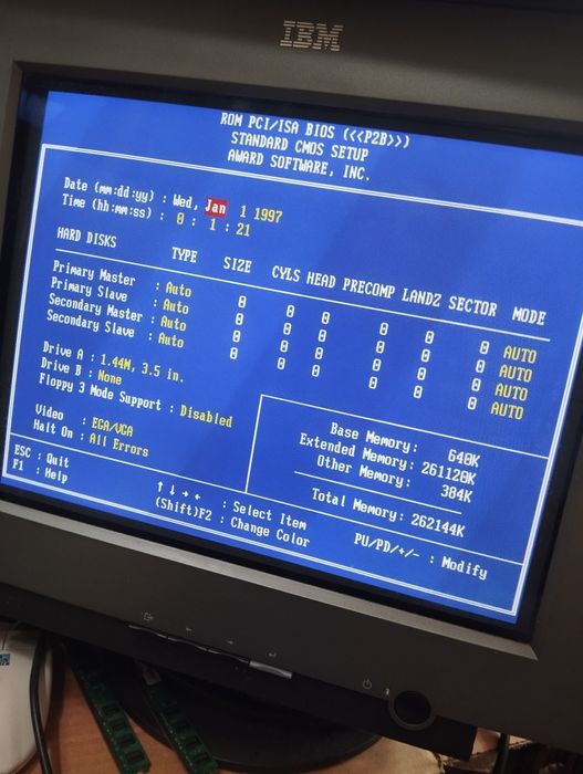 Unitate P III /700Mhz , OPBX4 cu SDRAM ,picioare rabatabile carcasă