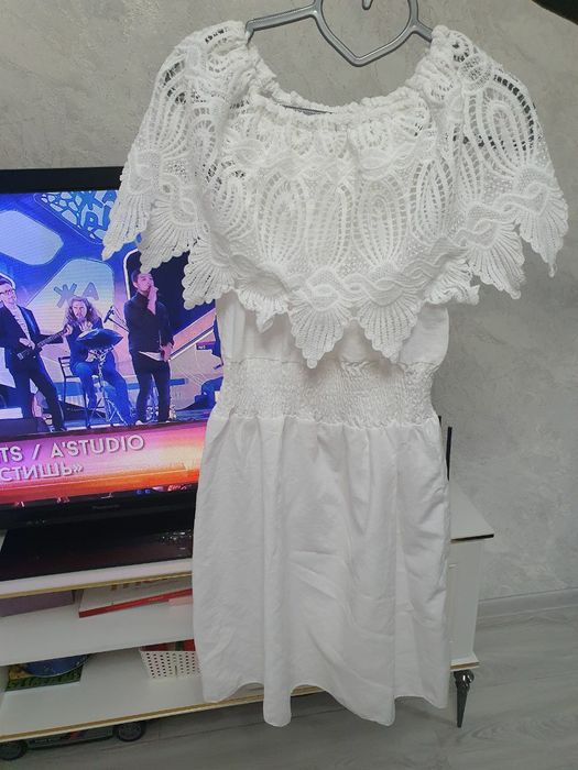 Женский костюм с юбкой. Есть еще разные вечернии платья