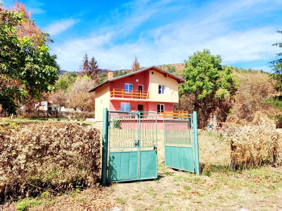 X Property предлага за продажба къща в с. Рани луг