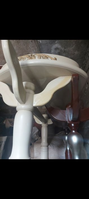 Срочно !!! продам мебель свою б/у 2 стола и 5 стульев и 8 стульев кор.