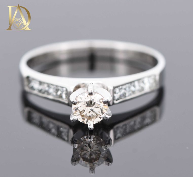 Нов Златен Пръстен с 0.77кт Естествени Диаманти