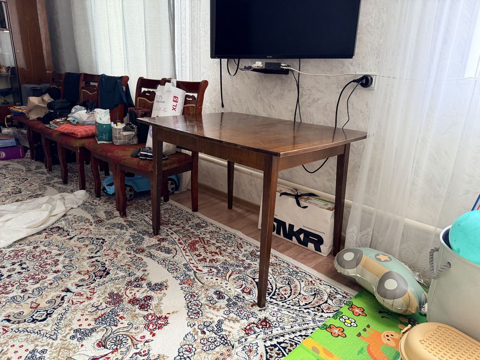 Продается стол для гостинной м кухни
