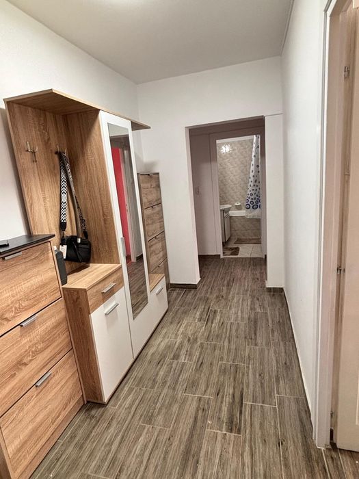 Apartament 2 camere de inchiriat,  renovat și complet mobilat/utilat. Dormitor cu pat matrimonial, living cu canapea extensibilă și dressing spațios.