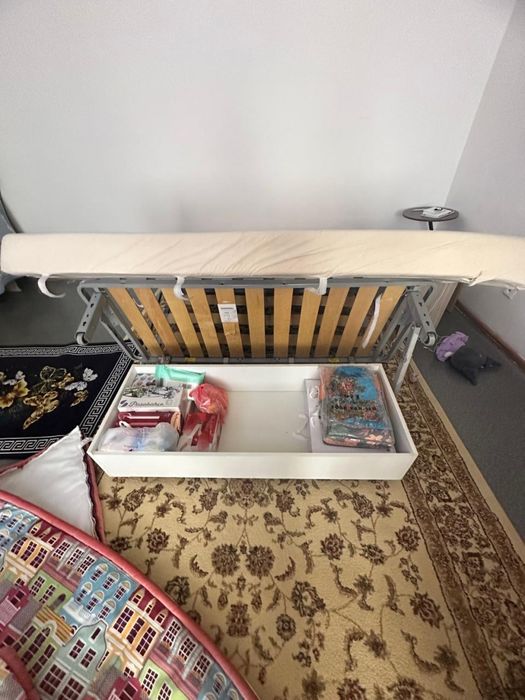 Прихожка,кухонный гарнитур и диван