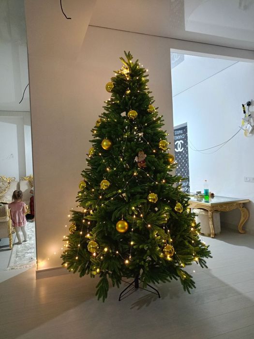 Продаеться ёлочка 210 похожа на живую   ,сборка зонтиком ,гелиевая