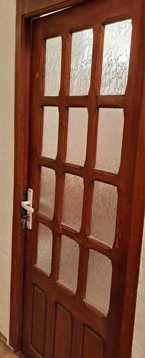 Vând 6 uși din lemn de brad