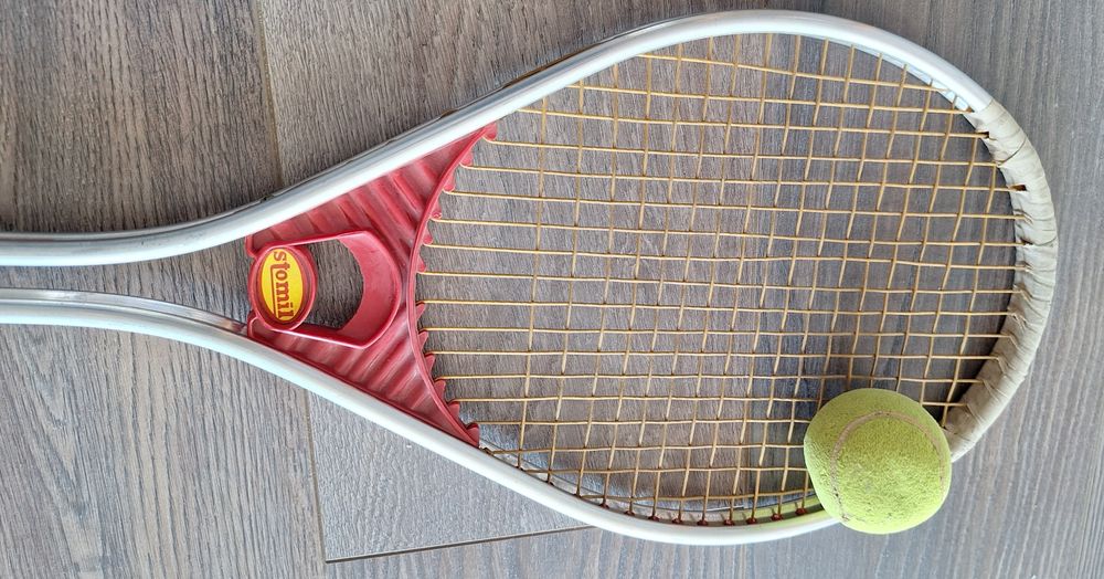 Ракета за тенис на корт