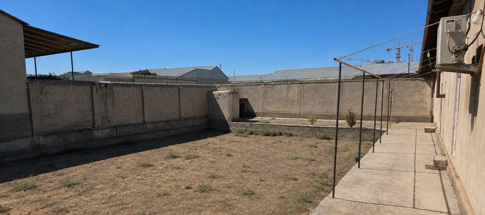 Yangi hokimyat va turistik markaz yaqinida 6 sotoxli hovli tez sotilad
