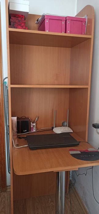 Компьютерный стол с полками