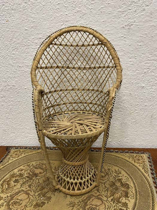 Ратанов стол за кукли паун