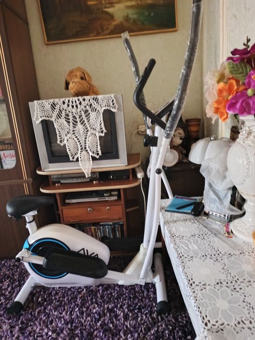 Продаётся Спортивный беговой тренажёр.