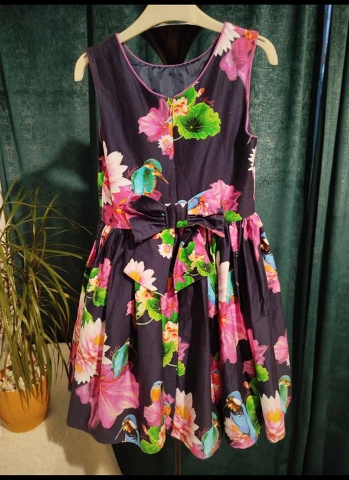O rochie elegantă de la Ted Baker  152 - 158 cm
cm, lungime totală 72
