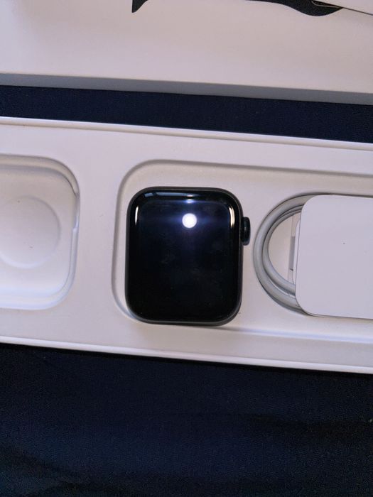 Продам Apple Watch SE с гарантией