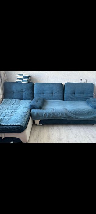 Диван с креслом с подушками