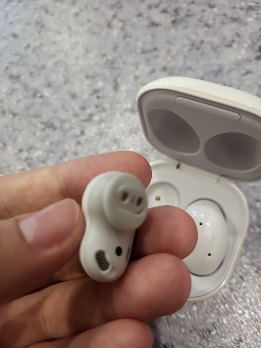 Продам наушники buds live