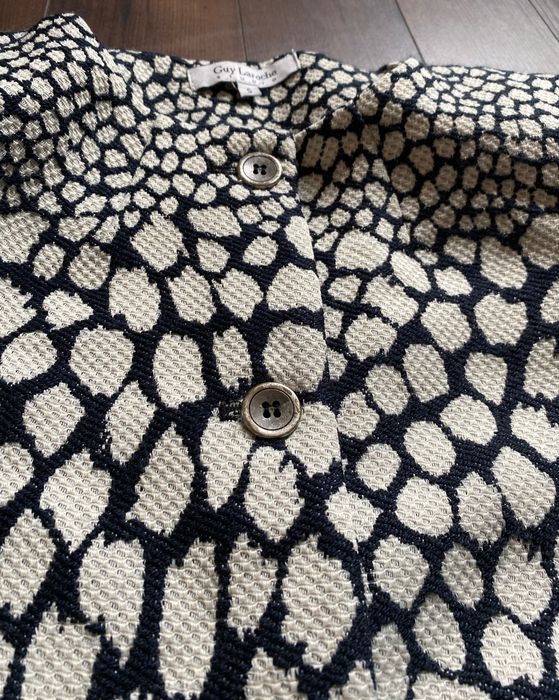 Комплект от леко палто с къса пола Guy Laroche