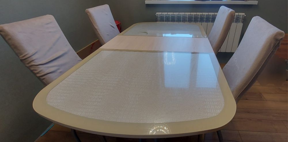 Продам стол 4 стульями