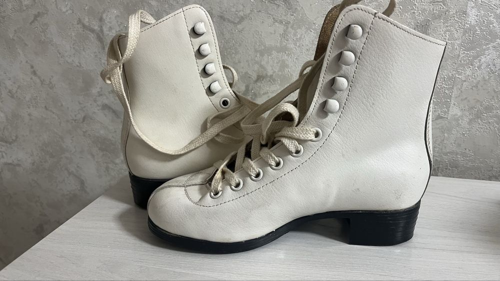 Продаю ботинки для коньков