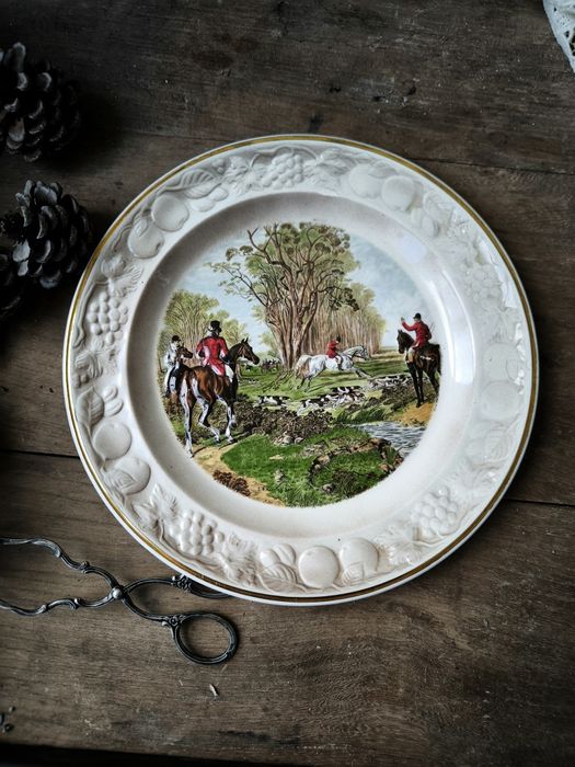 Чиния за стена .