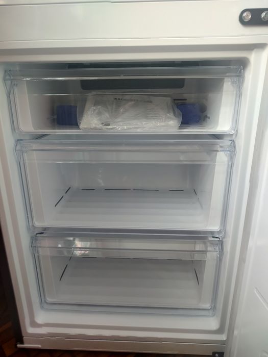 Продавам хладилник Samsung, в гаранция