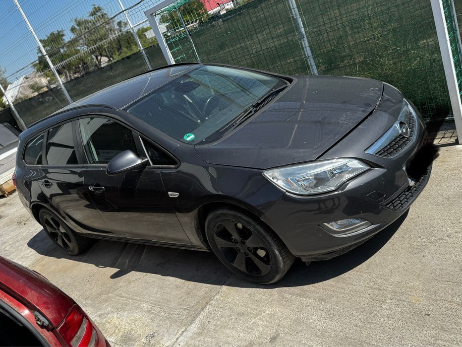 Dezmembrez Opel astra J  1.7  cdti