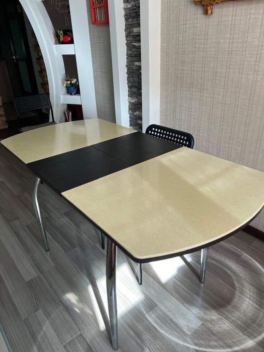 Продам стол обеденный