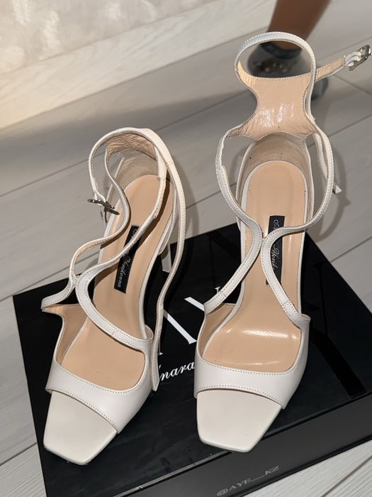 Продаю босоножки под Jimmy Choo