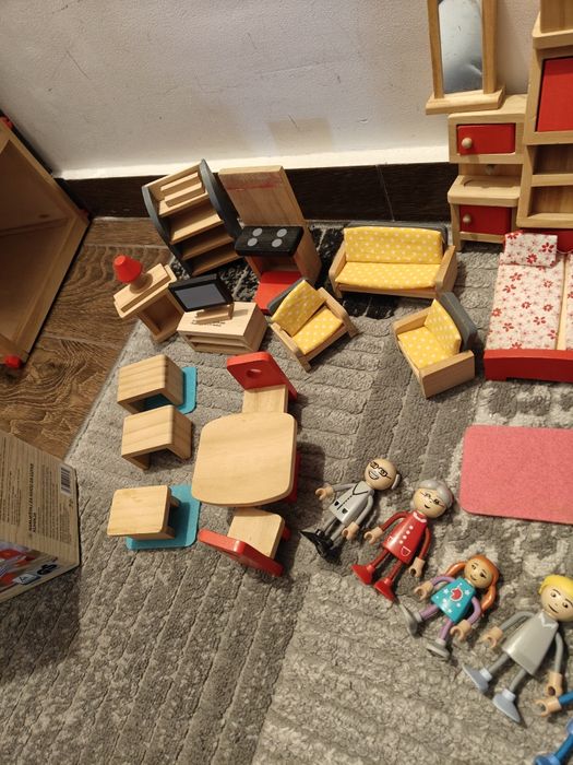 Vand casuta lemn papusi cu toate accesoriile si figurine