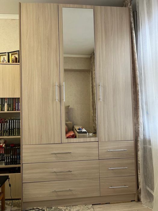 Поодам шкаф, в идеальном состоянии