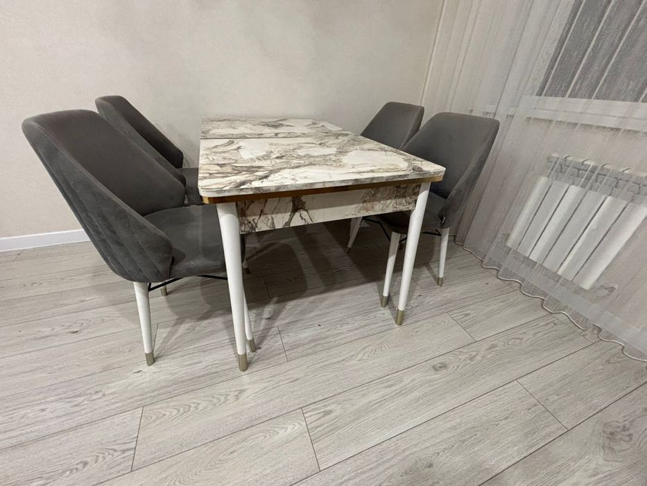 Стол со стульями