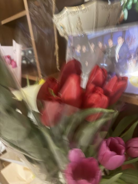 Цветы свежие. Тюльпаны, розы